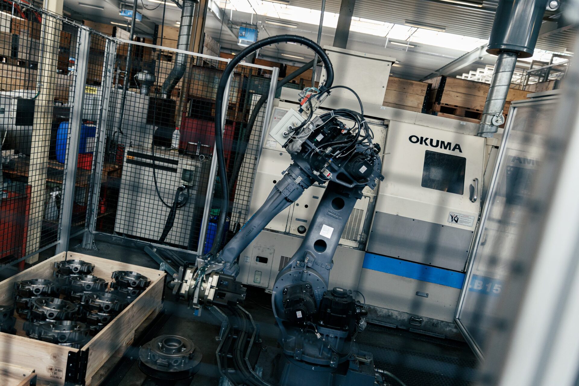 Robotbetjent CNC-celle hos RM Fintech